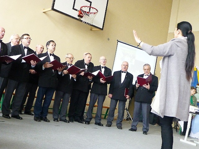 Panowie z chóru "Moniuszko" chętnie wzięli udział w uroczystości i odśpiewali kilka pieśni 