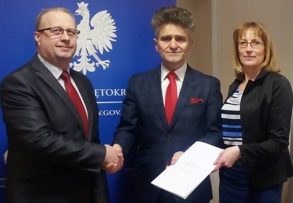 Umowę na dofinansowanie podpisał z senatorem Markiem Słoniem wójt Krasocina Ireneusz Gliściński.