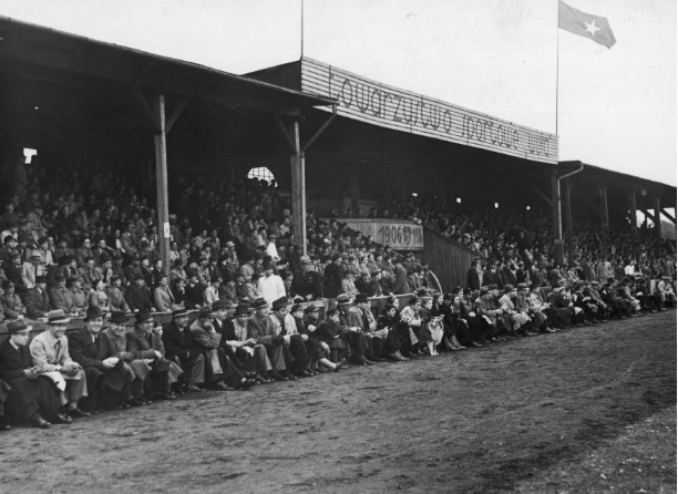 Maj 1939 r., derby Wisła - Cracovia. Kibice na stadionie...