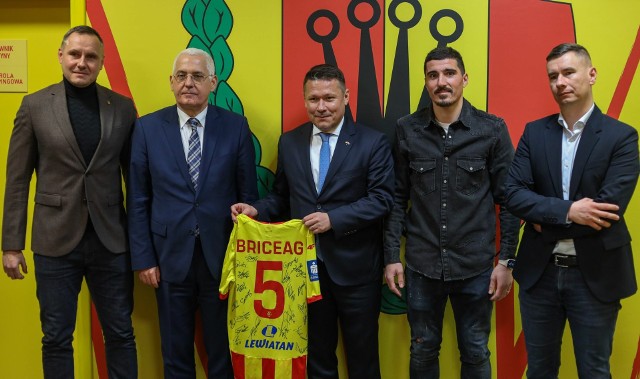 Koronę Kielce odwiedził ambasador Rumunii w Polsce, Cosmin Onisii, wielki sympatyk piłki nożnej.