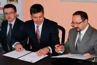 List intencyjny podpisują Marek Wróbel z firmy zarządzającej sklepami Biedronka i wójt Tadeusz Wójtowicz FOT. ARCHIWUM
