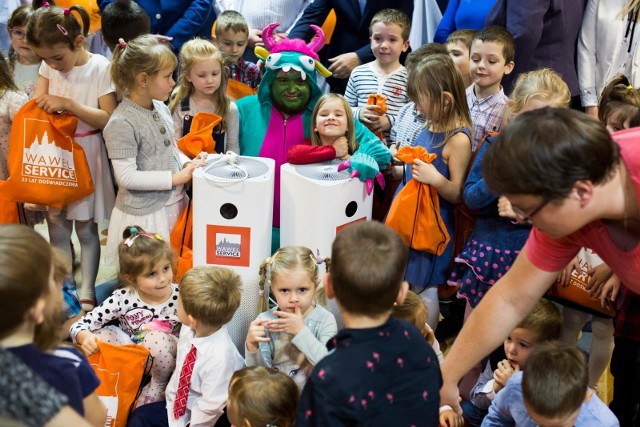 Oczyszczacze powietrza w krakowskich placówkach edukacyjnych już się pojawiają, ale zdecydowanie zbyt wolno