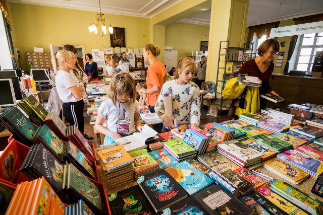 Kiermasz książek podczas LiterObrazków w sobotę i niedzielę (4 i 5 czerwca) 11.00-16.00 na dziedzińcu biblioteki przy Starym Rynku