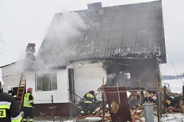 Około 12.45 doszło do wybuchu w murowanym budynku wolno stojącym.