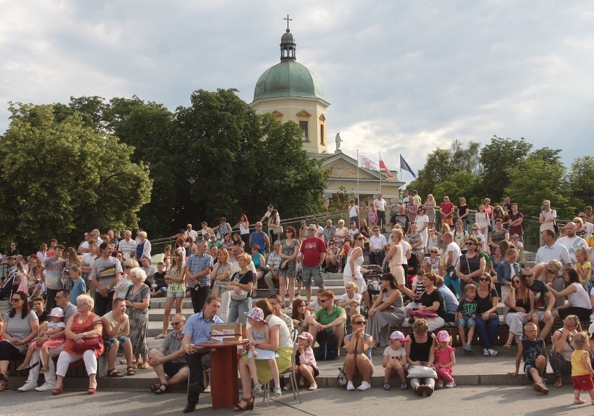 Koncert radomskiej orkiestry Grandioso na Placu Konstytucji bardzo podobał się widzom 