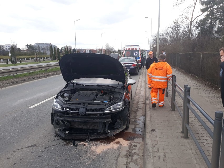 Wypadek na Karkonoskiej. Auto staranowało bariery. Jedna osoba ranna