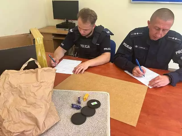 W Kołobrzegu policja zatrzymała 66- latka, który prowadził grę w trzy cukierki na promenadzie.