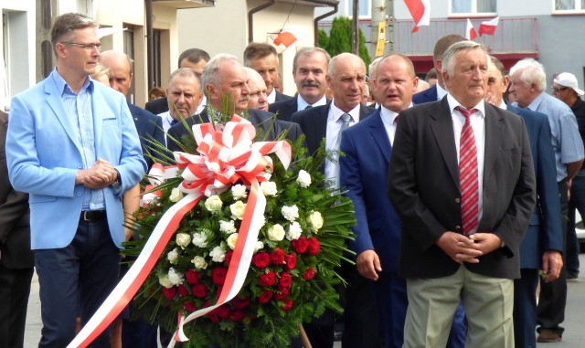 5 sierpnia 1944 roku - ta data ma szczególnego rodzaju, dramatyczny wymiar w historii Skalbmierza. Żołnierze oddziałów niemieckich i ukraińskich przeprowadzili pacyfikację, mordując bestialsko około 80 mieszkańców. W bitwie o miasto zginęli polscy partyzanci... 5 sierpnia 2018 roku obchodziliśmy 74. rocznicę tamtych wydarzeń. W uroczystościach wzięli także udział (stoją od lewej): marszałek województwa Adam Jarubas, burmistrz Skalbmierza Michał Markiewicz, wiceprzewodniczący sejmiku wojewódzkiego Tadeusz Kowalczyk.ZOBACZ WIĘCEJ NA KOLEJNYCH SLAJDACH >>>