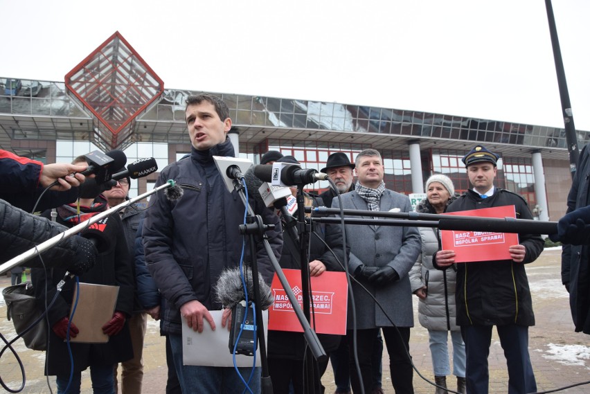 Przeciw wy urzeniu dworca PKP w Częstochowie protestują...