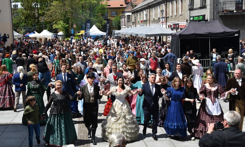 Majówka w Krzeszowicach. Święto miasta z widowiskowym polonezem z tancerzami w epokowych strojach