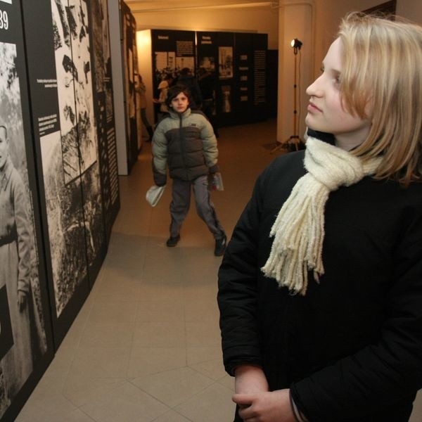 Patrycja Dawidowska w skupieniu i zadumie przeżywała dramatyczne losy Sybiraków opisane na wystawie "Golgota Wschodu".