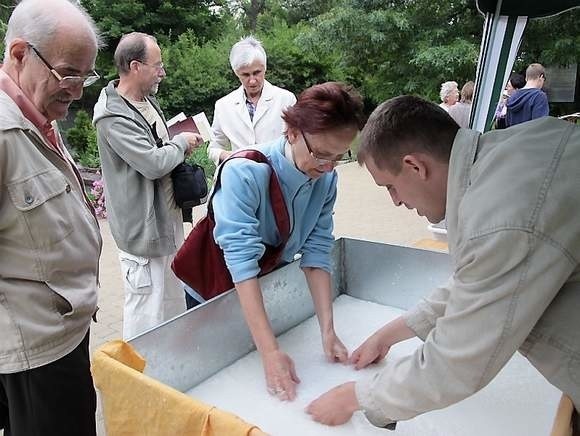 Własnoręcznie wyrobioną kartkę papieru będzie można wziąć ze sobą do domu. Na pamiątkę