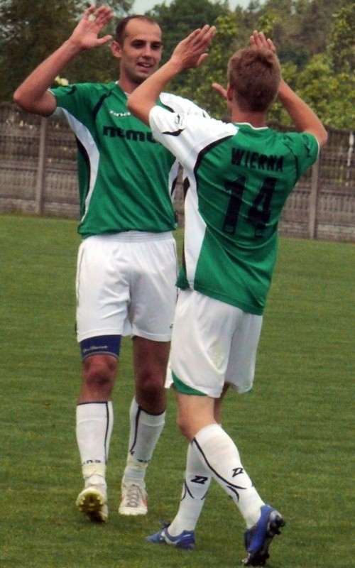 Piotr Kajda (z lewej) w meczu z drużyną Lubań Maniowy zdobył trzy bramki. 