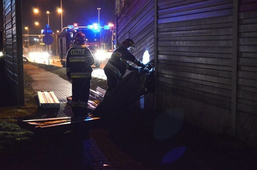 Żory: Peugeot uderzył w ekrany na wiślance [ZDJĘCIA]