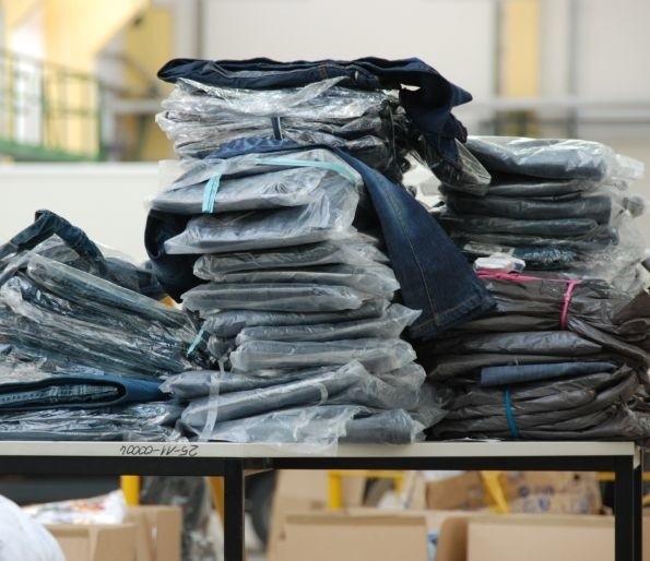 Wśród 4,5 ton odzieży przemycał podróbki warte ponad milion złotych