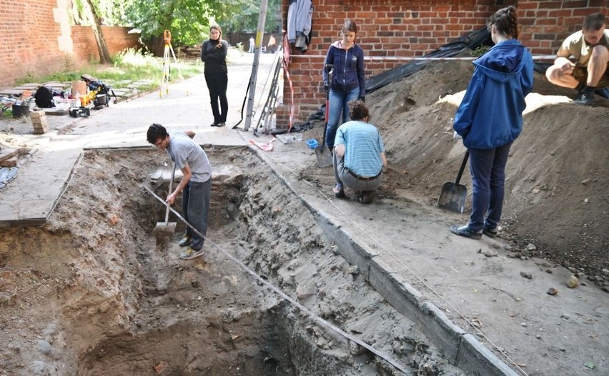 Toruń  Prace archeologiczne wokół kościoła św Jakuba