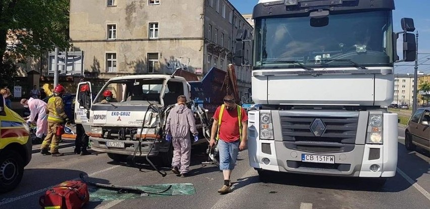 Wypadek na al. Piłsudskiego. Sprawca, kierowca bmw, uciekł. Jedna osoba ranna