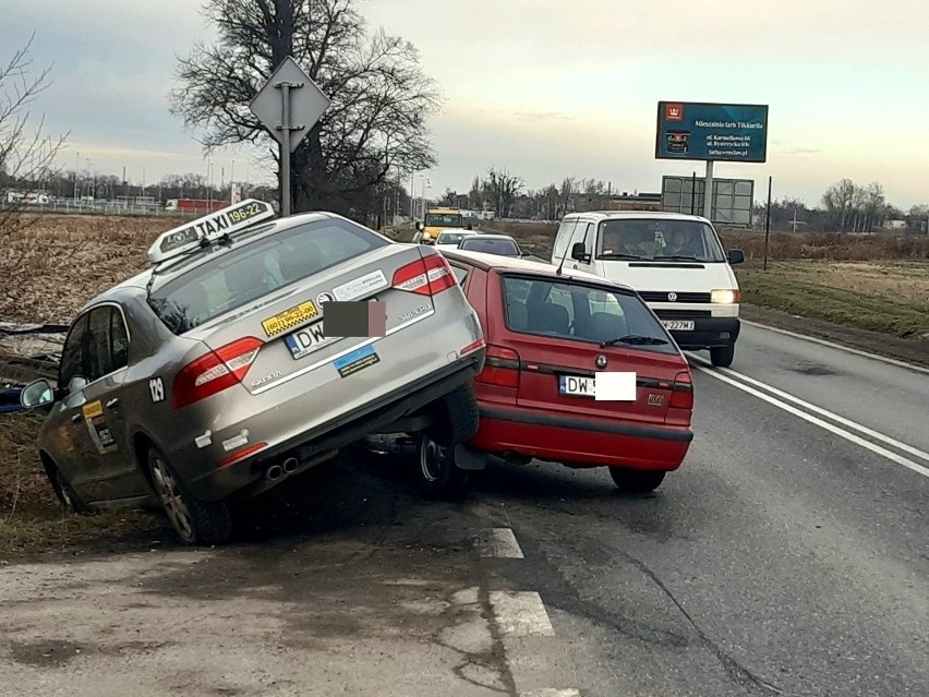 Groźny wypadek dwóch skód we Wrocławiu. Taksówka w rowie [ZDJĘCIA]