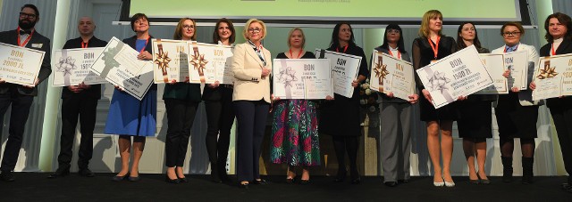 Joanna Wiśniewska z Zespołu Szkół Budowlanych w Inowrocławiu (czwarta z lewej) podczas gali podsumowującej konkurs "Zawodowiec Roku 2022", którego została laureatką