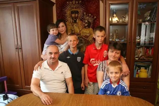 Irena i Krzysztof Kraińscy tworzą ze swoimi podopiecznymi wspaniały dom. Na zdjęciu z Joanną, Wiktoria, Adrianem, Robertem i Pawłem.