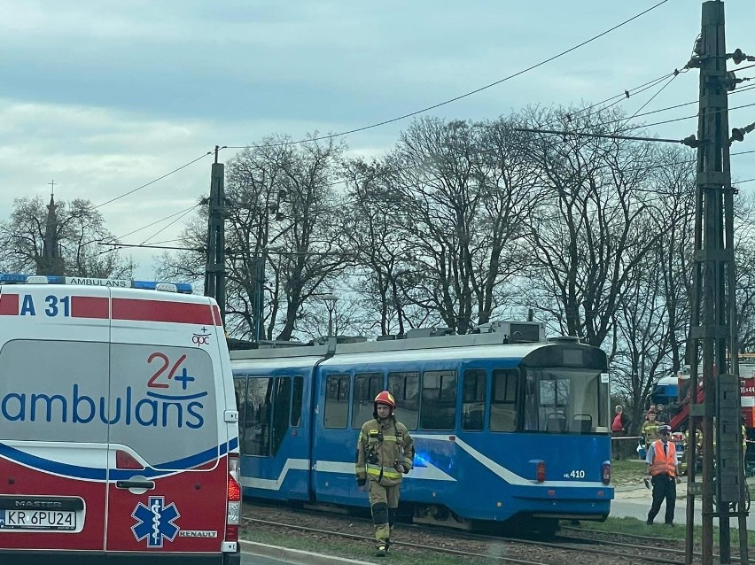 Kraków. Tramwaj potrącił młodego mężczyznę. Został uwięziony pod pojazdem