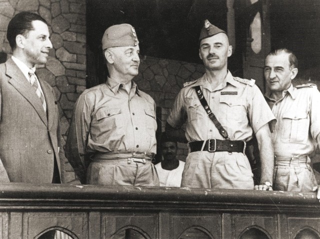 Tadeusz Romer, Władysław Sikorski, Władysław Anders i Tadeusz Klimecki podczas podróży inspekcyjnej Naczelnego Wodza na Bliskim Wschodzie w 1943 r.
