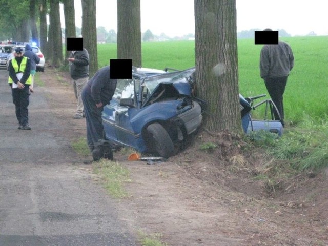 Śmiertelny wypadek na drodze Stare Olesno &#8211; Gronowice. Kierowca opla astry zjechał z drogi i uderzył w drzewo. Zginął na miejscu.