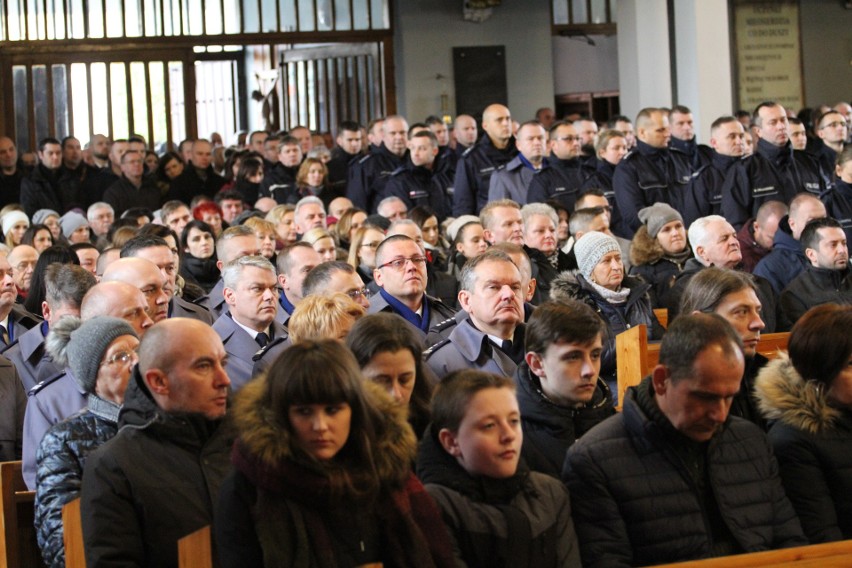 Ostatnie pożegnanie aspiranta Krzysztofa Węglińskiego z Tarnobrzega - policjanta, który zginął w wypadku jadąc na służbę  [ZDJĘCIA]