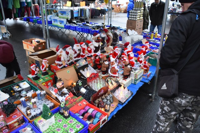 W niedzielę 11 grudnia ludzie kupowali wszelkiej maści ozdoby świąteczne: lampki choinkowe, bombki tradycyjne oraz retro, figurki mikołajów, aniołów!