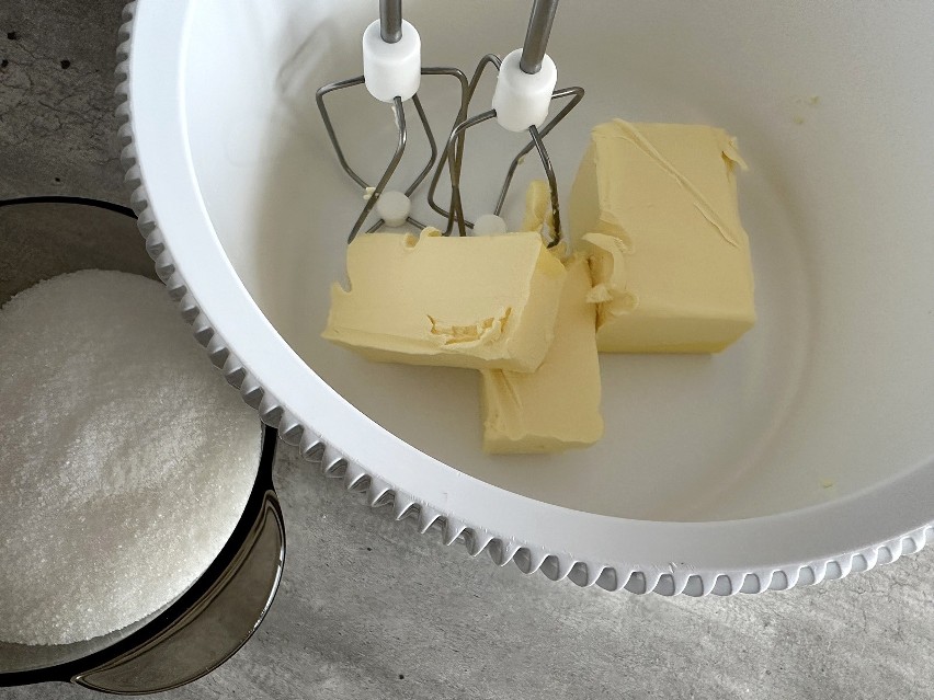 Zimne masło przełóż do miski i zacznij miksować na wysokich...