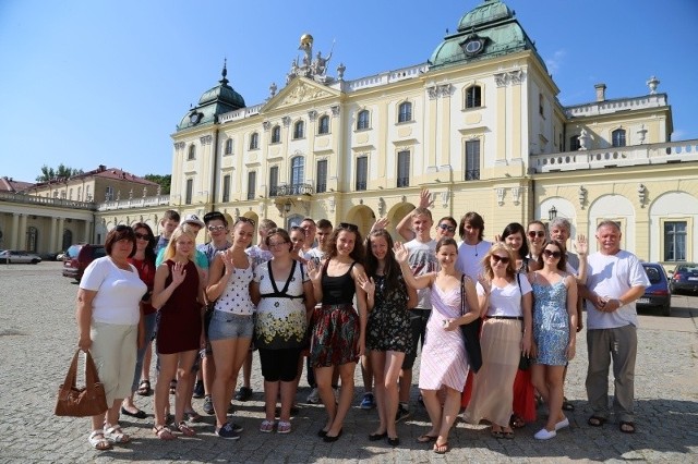 Młodzi Litwini wspólnie z licealistami z Łap poznają nasz region. Wczoraj zwiedzili m.in. Pałac Branickich w Białymstoku oraz Supraśl. Byli też w Tykocinie i Waniewie. Między młodzieżą z obu krajów nawiązały się przyjaźnie.