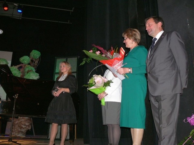 Z okazji swojego święta Elżbieta Miernik Krukurka, dyrektor Miejsko Ośrodka Pomocy Rodzinie w Tarnobrzegu (od lewej) przyjęła wiele ciepłych życzeń.