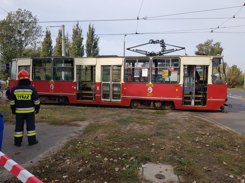 Wykolejony tramwaj po zderzeniu z autobusem na ulicy Wschodniej. Są ranni