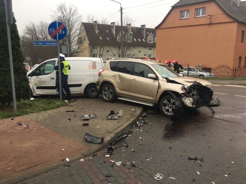 Wypadek na skrzyżowaniu w Bytowie w piątek, 11 grudnia. 1...