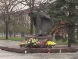 Chuligani rzucali zniczami w pomnik Jana Pawła II. Policja szuka sprawców z nagrania