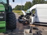 Zderzenie busa z traktorem w Barwicach. Pojazd roztrzaskany [ZDJĘCIA]