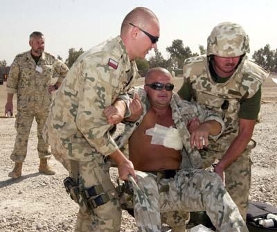 Każdy z jadących na misje żołnierzy zdaje sobie sprawę, że to nie przelewki. Pułapka może czaić się w leżącym na poboczu portfelu, zatrutej studni, minie na poboczu, czy podczas spotkania z pozornie pokojowo nastawionymi Irakijczykami.