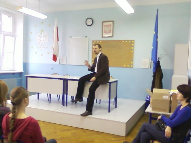Paweł Busiakiewicz, absolwent jędrzejowskiego liceum opowiadał uczniom o pracy w unijnych instytyucjach.