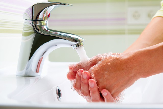 Woda z kranu nie wpływa dobrze na stan dłoni. Skóra w tym obszarze jest bardziej delikatna i cienka, dlatego łatwiej ją przesuszyć.  Wybierając mydło, szukajmy takiego z odpowiednim pH dla naszej skóry.