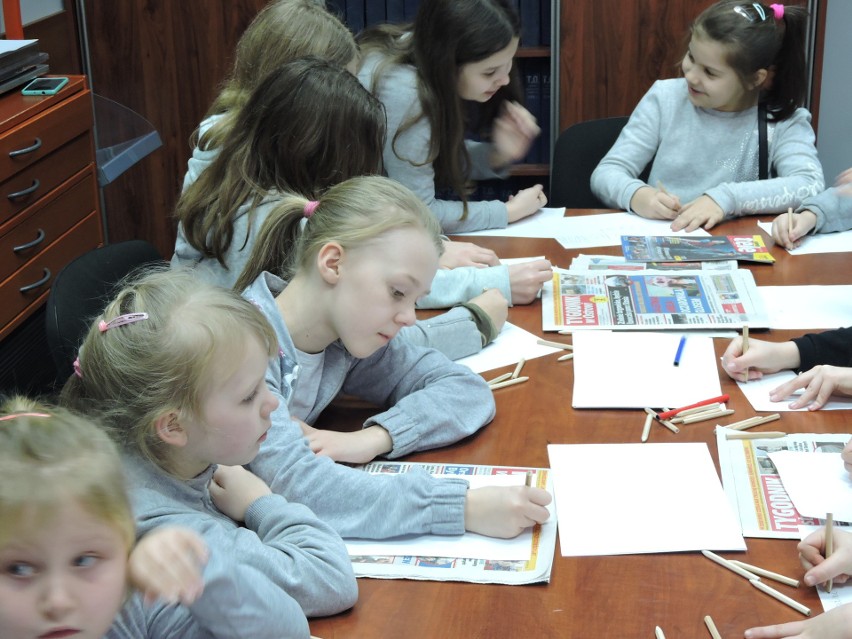 Dzieci z dwóch świetlic z wizytą w redakcji Tygodnika Ostrołęckiego [ZDJĘCIA, WIDEO]