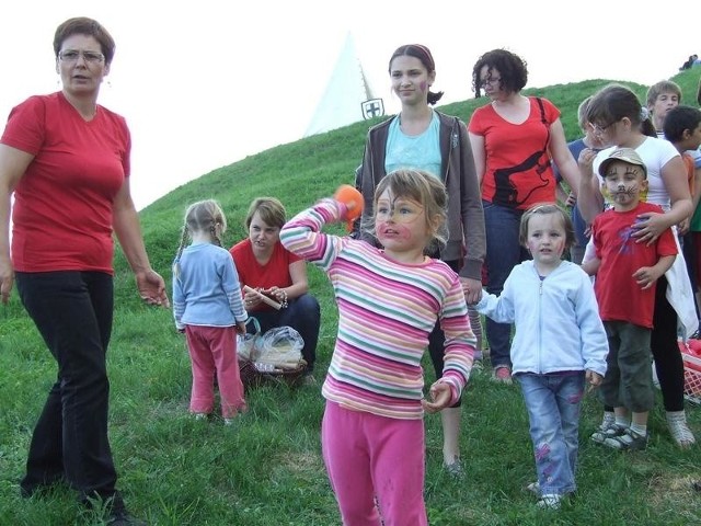 Najmłodsi chcieli sprawdzić się w rzucie balonem wypełnionym wodą do tarczy z gwoździami