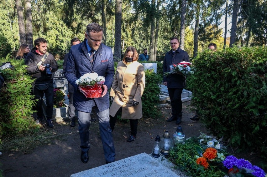 Uczcili pamięć zmarłych działaczy Związku Polaków w...