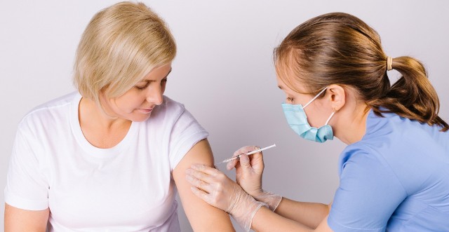 W województwie małopolskim do tej pory wykonano ponad 4,3 mln szczepień. Ponad 52 proc. Małopolan ciągle jeszcze nie zdecydowało się jednak na wizytę w punkcie szczepień. Po dawkę przypominającą do tej pory zgłosiło się ponad 860 tys. osób