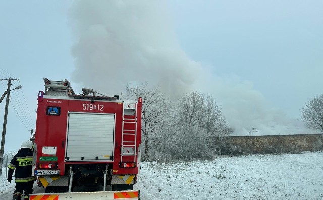 Strażacy z Radomska gasili pożar garażu we Frachowcu w gminie Kodrąb