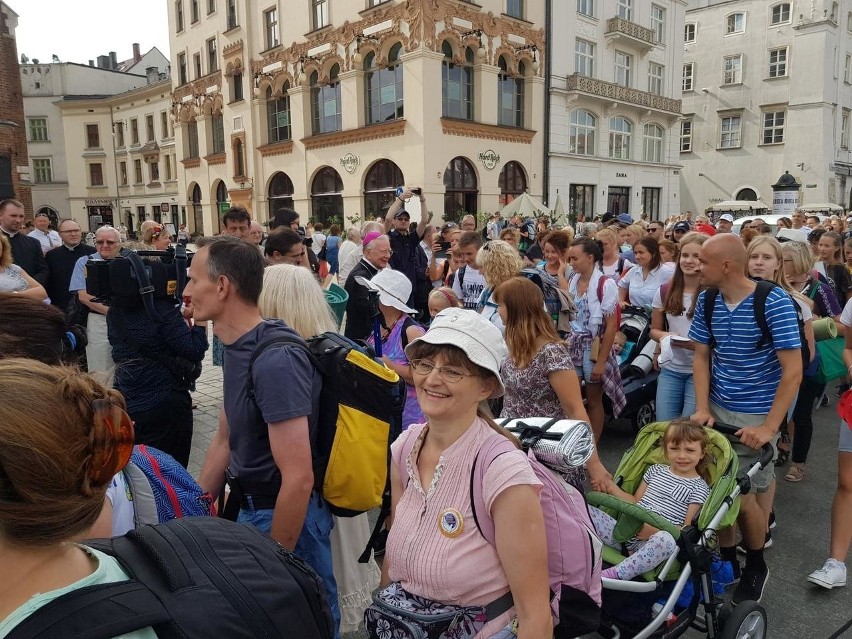 Metropolita krakowski ks. abp Marek Jędraszewski pobłogosławił uczestników pieszej pielgrzymki na Jasną Górę [ZDJĘCIA]