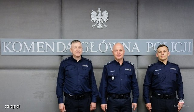 Komendant główny policji Jarosław Szymczyk (w środku) pogratulował skuteczności młodszemu aspirantowi Zdzisławowi Patalicie (po lewej stronie zdjęcia)  i starszemu posterunkowemu Łukaszowi Czai (po prawej)