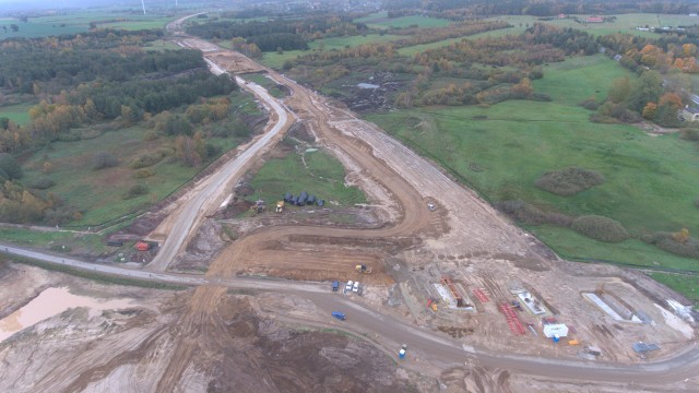 Trwają intensywne prace przy budowie drogi ekspresowej S6 na odcinku Koszalin - Słupsk.