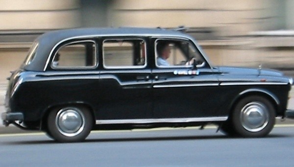 Charakterystyczne, czarne taksówki to jeden z symboli stolicy Anglii. Niestety, tradycja przegrywa z komercją, gdyż coraz częściej na ulicach Londynu można zobaczyć taxi w innych kolorach lub ozdobione reklamami.