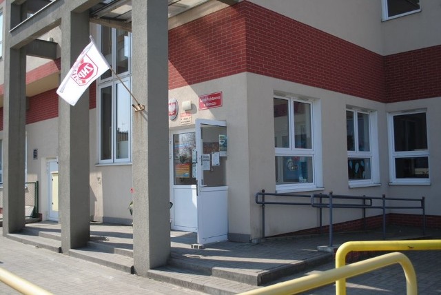 Przed szkołą w Niemczu znak ZNP, że placówka strajkuje