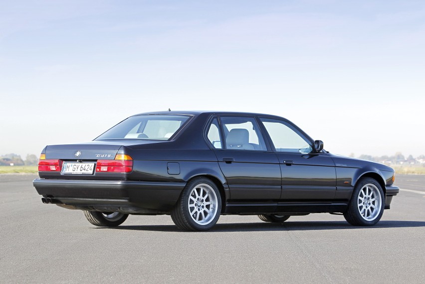 BMW serii 7 E32. Technicznie zaawansowany klasyk...